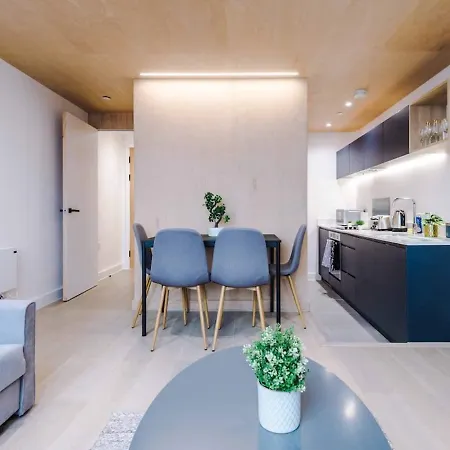 Modern Spacious Sleeps 5 Free High-speed Wi-fi Daire *