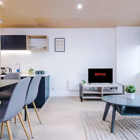 Daire Modern Spacious Sleeps 5 Free High-speed Wi-fi *