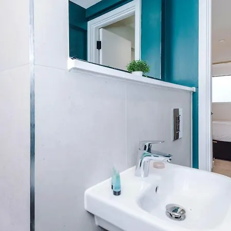 Modern Spacious Sleeps 5 Free High-speed Wi-fi דירה *