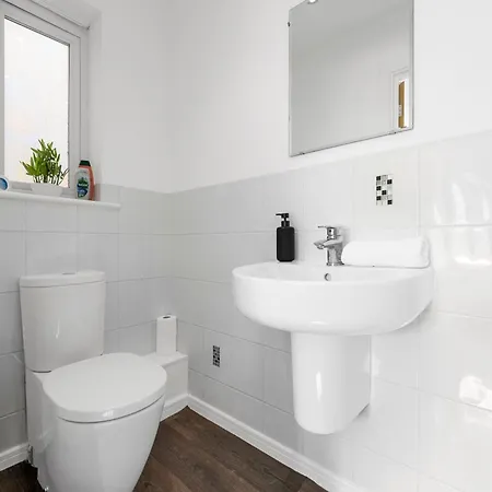 بيت للعطل Luxury 4 Bed Home, Garden, Parking, 3 Baths *