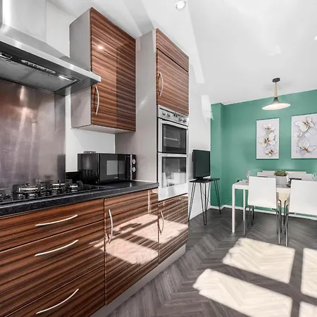 بيت للعطل Luxury 4 Bed Home, Garden, Parking, 3 Baths *