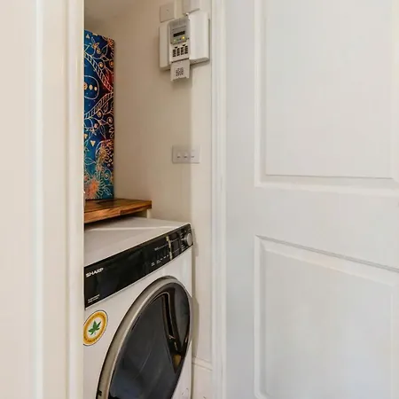 Family-friendly 4-bedroom House In Moston With Parking And Garden Semesterbostad Manchester