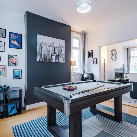 Fun & Spacious 3bed L Pool Table & Pingpong Table בית נופש מנצ'סטר