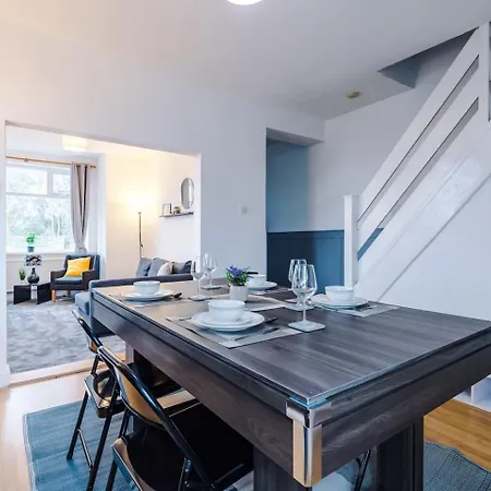Fun & Spacious 3bed L Pool Table & Pingpong Table *