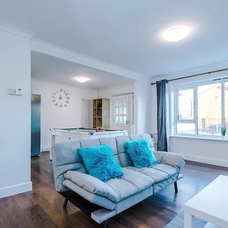 別荘 New Spacious House, Pool Table, Driveway Parking And Ps4 *