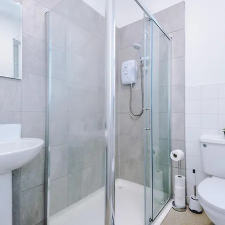 Semesterbostad New Large 4 Bedroom House, Sleeps 9, Games Room, Free Parking, Ps4 Manchester