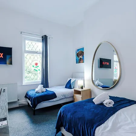 Semesterbostad New Large 4 Bedroom House, Sleeps 9, Games Room, Free Parking, Ps4 Manchester