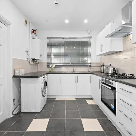 Дом отдыха Three Bedroom House By Brookland Serviced Short Lets With Free Wifi