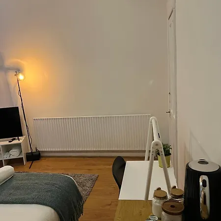 Homestay szállás Stylish Private In Near Transport Links