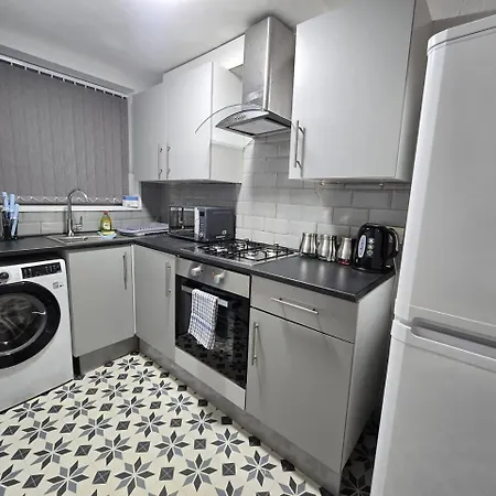 Сasa de vacaciones Lovely Large 3 Bedroom House Mánchester