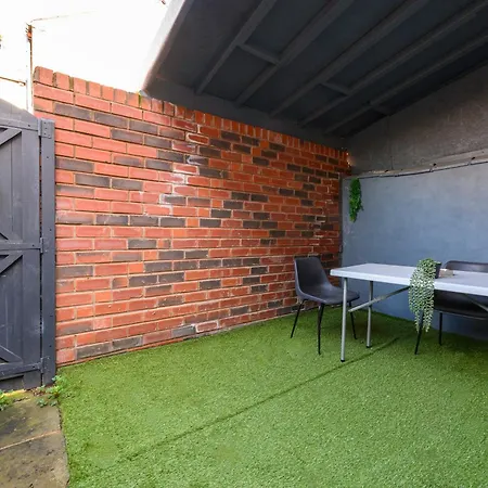 Дом отдыха Three Bedroom House By Brookland Serviced Short Lets With Free Wifi *