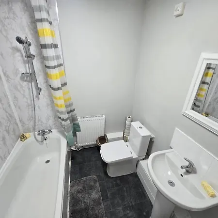 Сasa de vacaciones Lovely Large 3 Bedroom House Mánchester