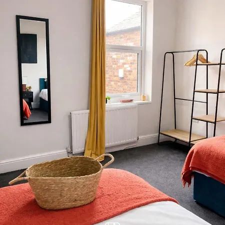 New Stylish 4br - Sleeps 9 - Parking