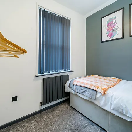Vakantiehuis Spacious 3br - Free Parking - Near Centre - Sleeps 6 *
