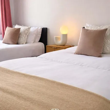 Holiday home New Stylish 4br - Sleeps 9 - Parking
