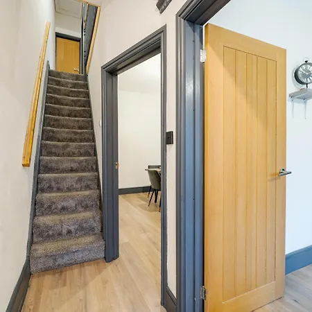 Vakantiehuis Spacious 3br - Free Parking - Near Centre - Sleeps 6 Manchester