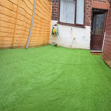 Machester Oldham Accomodation-sleeps 6 -2br *