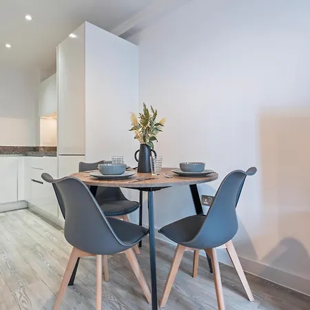 Lägenhet Modern 1-bed Centre Flat - Balcony & Parking