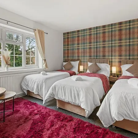 Modern 4 Bedroom House For 9 Guests With Free Parking By The Cosy Corner Nationwide Apartmán