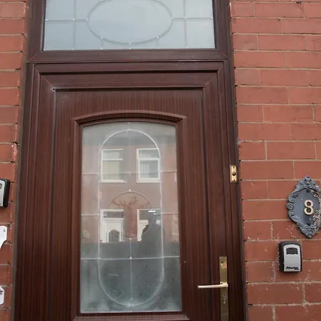 Machester Oldham Accomodation-sleeps 6 -2br