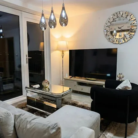 Modern Two Bedroom For Five With On-site Parking In Salford מנצ'סטר