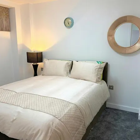 Modern Two Bedroom For Five With On-site Parking In Salford מנצ'סטר