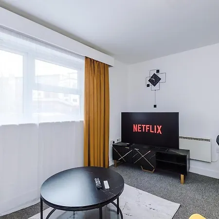 Stylish 2 Bedroom, 2 Bathroom With Free Parking *