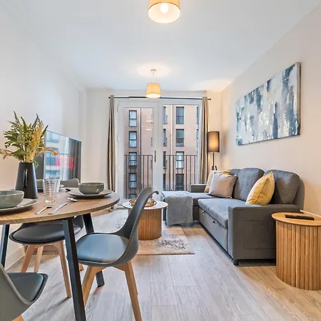 Lägenhet Modern 1-bed Centre Flat - Balcony & Parking