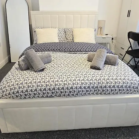 Machester Oldham Accomodation-sleeps 6 -2br *