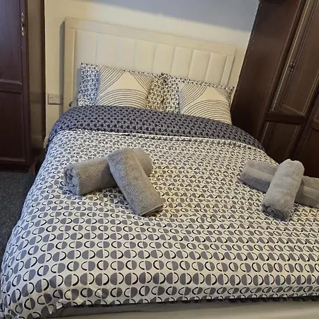 Machester Oldham Accomodation-sleeps 6 -2br