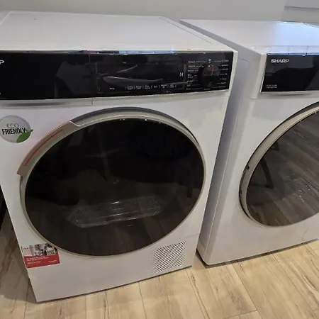 Machester Oldham Accomodation-sleeps 6 -2br *