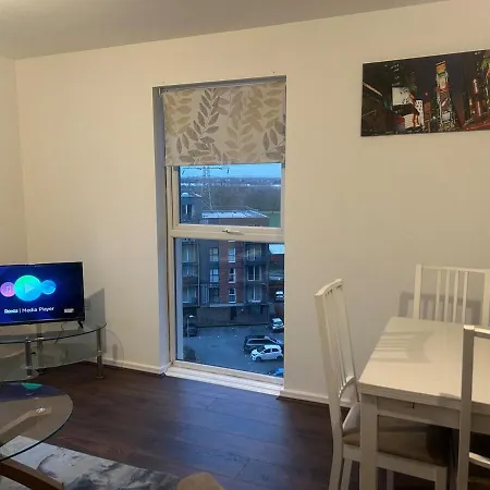 Comfortable 2-bedroom Flat Close Etihad And Coop Live *
