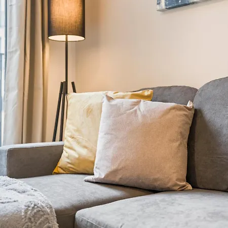Modern 1-bed Centre Flat - Balcony & Parking Lägenhet