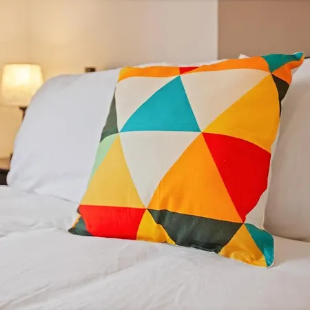 Modern 4 Bedroom House For 9 Guests With Free Parking By The Cosy Corner Nationwide Apartmán
