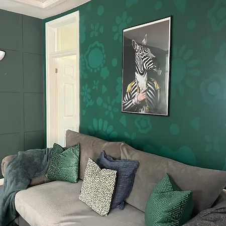 The Hive 2-bed With Kitchen And Private Bathroom In Lively Monton Village - Sleeps 4 - Free Wifi - Parking Nearby * Manchester