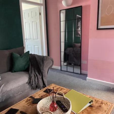 Apartment The Hive 2-bed With Kitchen And Private Bathroom In Lively Monton Village - Sleeps 4 - Free Wifi - Parking Nearby Manchester