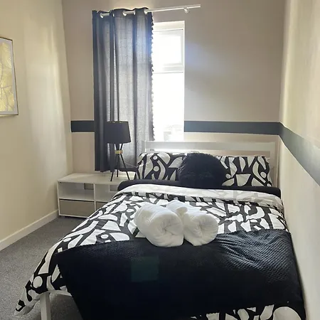 The Hive 2-bed With Kitchen And Private Bathroom In Lively Monton Village - Sleeps 4 - Free Wifi - Parking Nearby * مانشستر