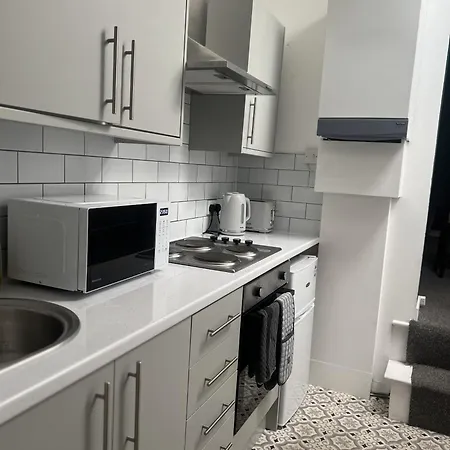 شقة The Hive 2-bed With Kitchen And Private Bathroom In Lively Monton Village - Sleeps 4 - Free Wifi - Parking Nearby