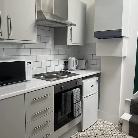 The Hive 2-bed With Kitchen And Private Bathroom In Lively Monton Village - Sleeps 4 - Free Wifi - Parking Nearby شقة