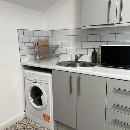 شقة The Hive 2-bed With Kitchen And Private Bathroom In Lively Monton Village - Sleeps 4 - Free Wifi - Parking Nearby *