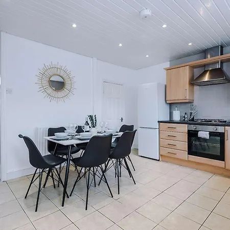 Casa de Férias Spacious 2-bed 5mins To Co-op Live & Etihad Campus W Free Parking