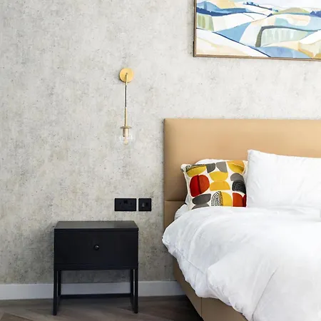 Modern 2br In Piccadilly