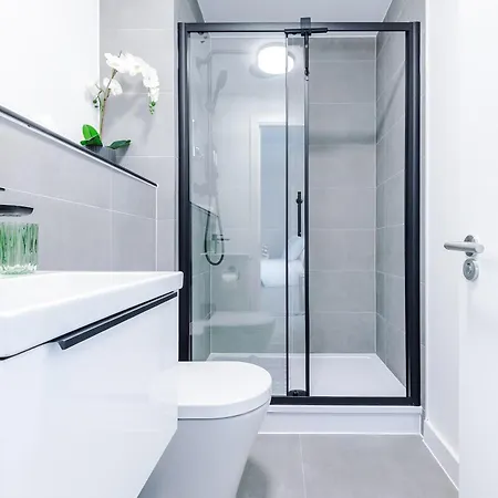 Modern 2br W Secure Parking Salford Lägenhet