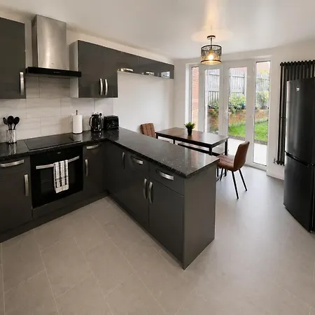 Spacious 3-bedroom House With 5 Beds And Sofa-bed *