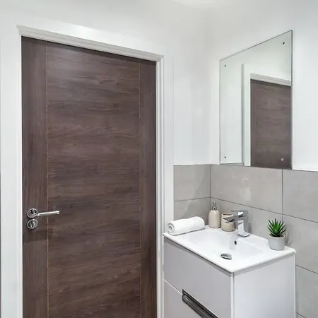 Stayzeni, Alexandra Rise Lovely 1 Bed *