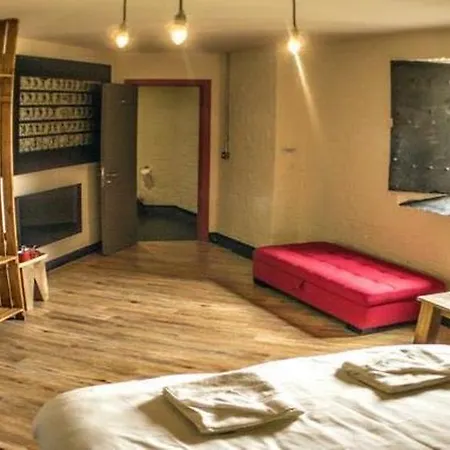Victoria Warehouse 3*