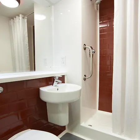 Travelodge Upper Brooks Street Hotel 3*