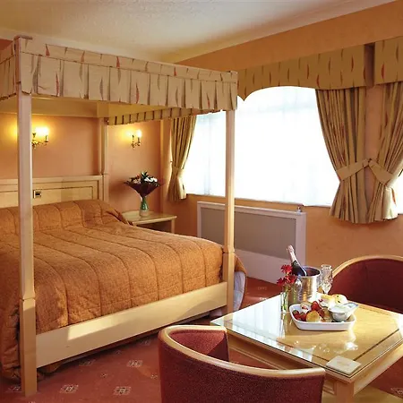 Отель Cresta Court 3*