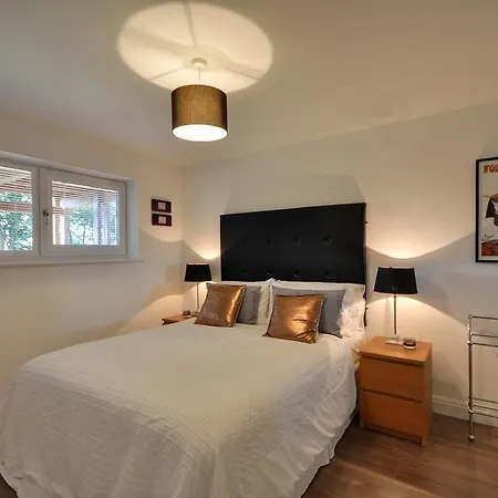 The Garden Apartment, Near Airport & Appartamento Manchester