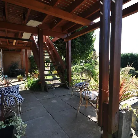 The Garden Apartment, Near Airport & Appartamento